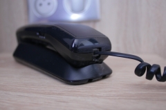 Un téléphone est disponible dans chaque chambre